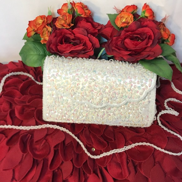 ✨☁️BRIGHT WHITE SEQUIN CLUTCH☁️✨ - Picture 3 of 3